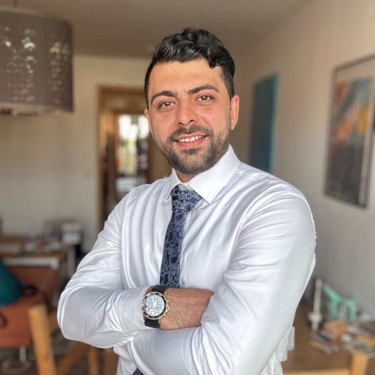 Porträt von Yashar Ghahremani, professioneller Dolmetscher für Farsi und Dari, bietet Übersetzungsdienste in Schleswig-Holstein an.