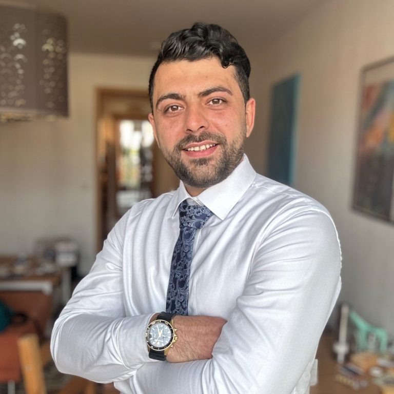 Porträt von Yashar Ghahremani, professioneller Dolmetscher für Farsi und Dari, bietet Übersetzungsdienste in Schleswig-Holstein an.
